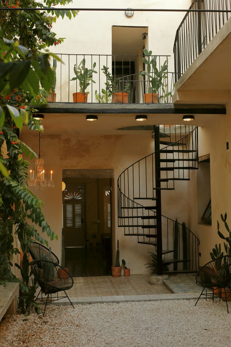 cour intérieure avec escalier métal cour intérieure avec escalier métal