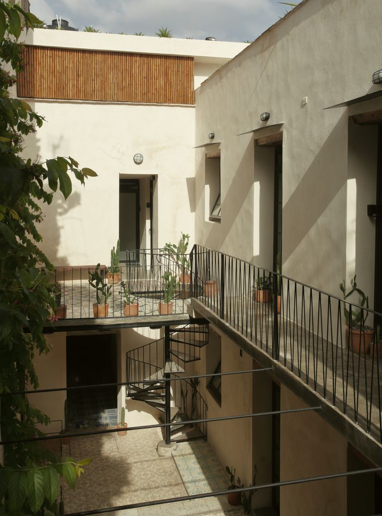 cour intérieur avec escalier métal cour intérieur avec escalier métal