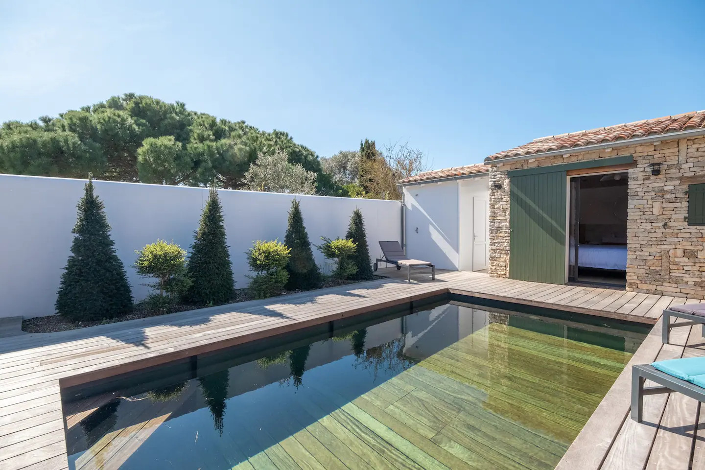 terrasse en bois avec piscine maison Ile de Ré