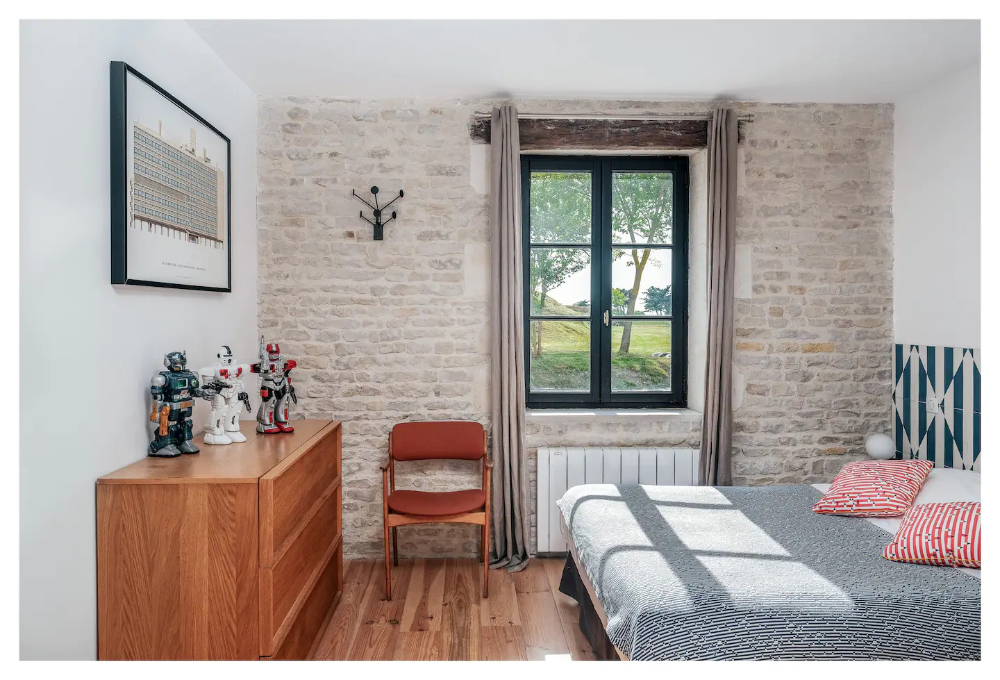 chambre avec mur en pierres