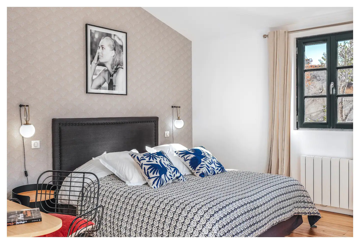 chambre avec papier-peint