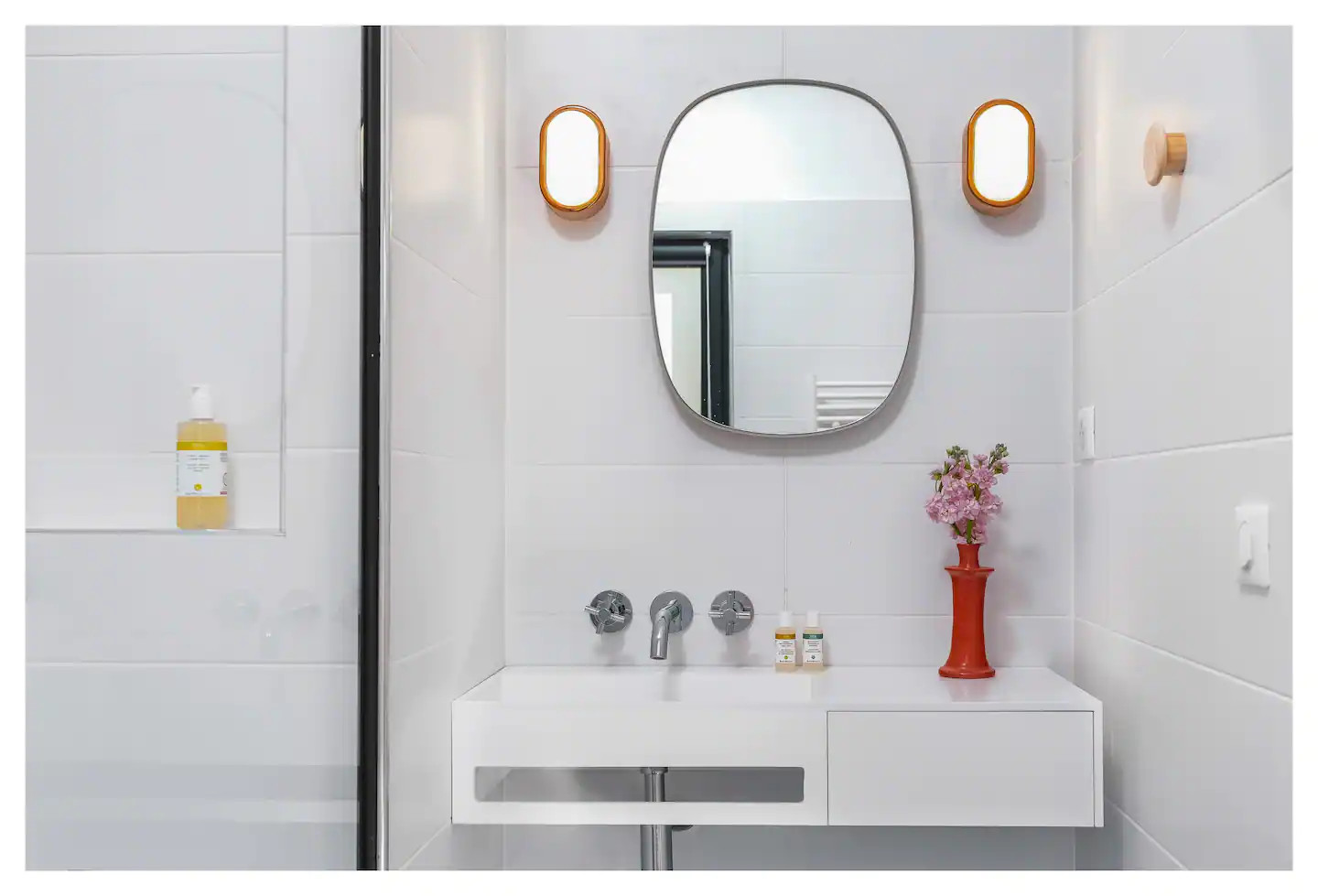 salle de bain design blanche