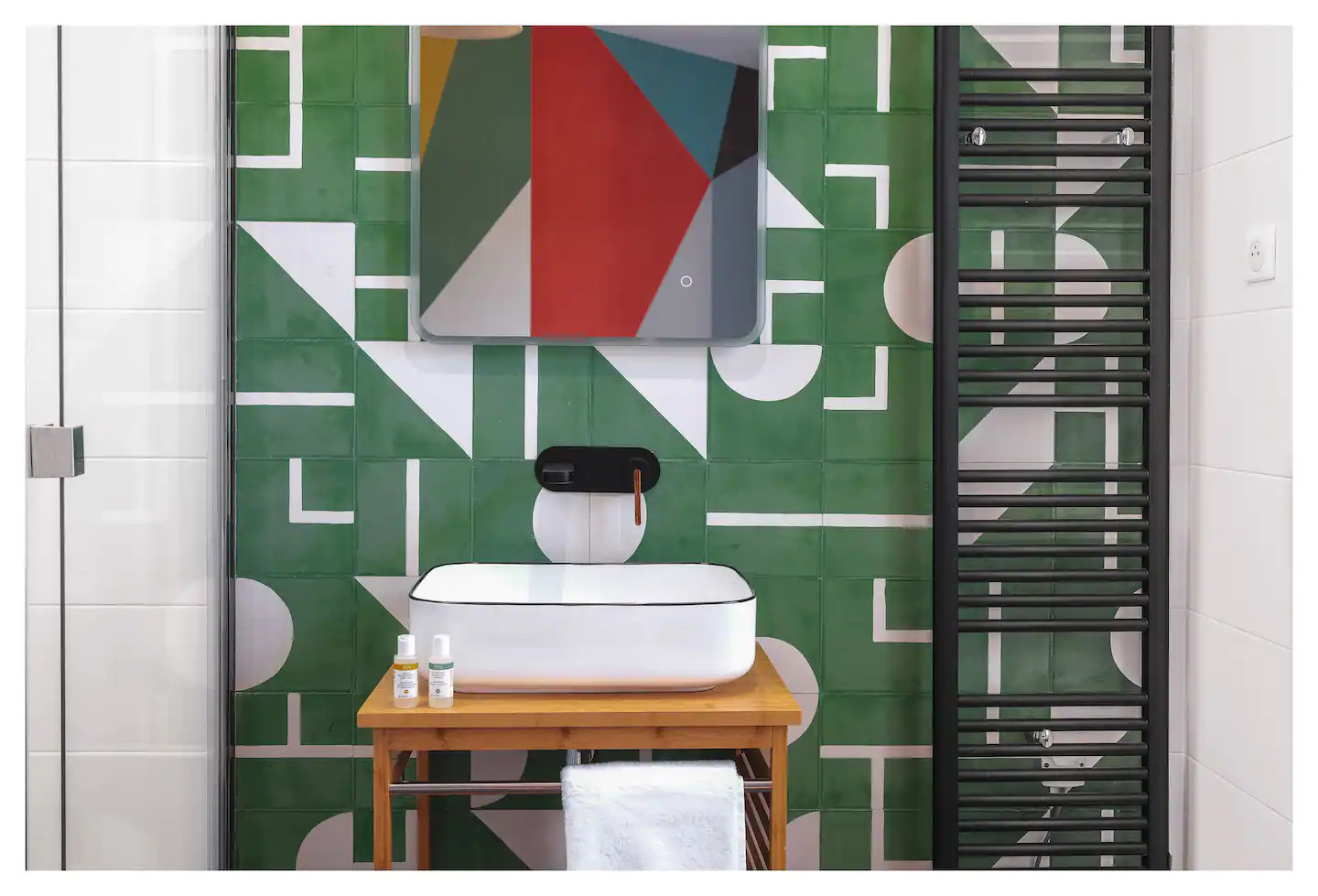 salle de bain design avec carrelage vert