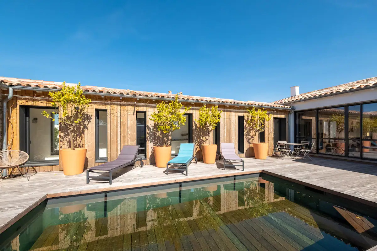 patio avec piscine maison rétaise