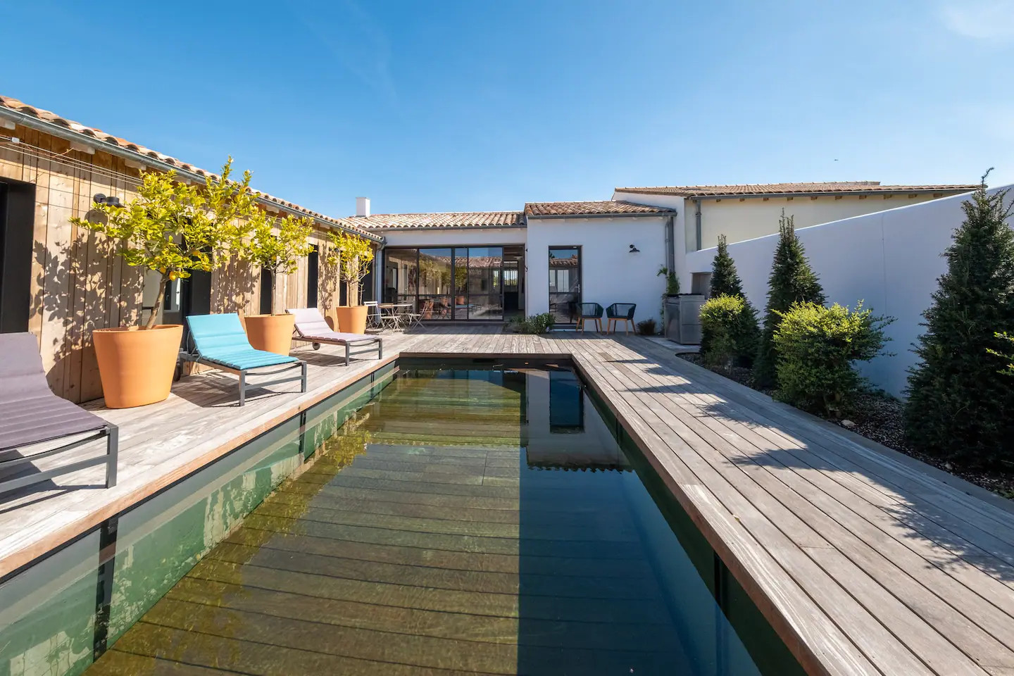 terrasse en bois avec piscine maison Ile de Ré