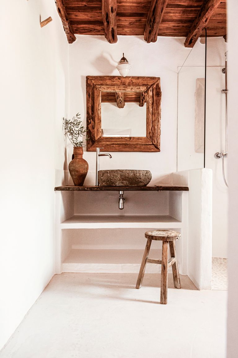 salle de bain avec poutres