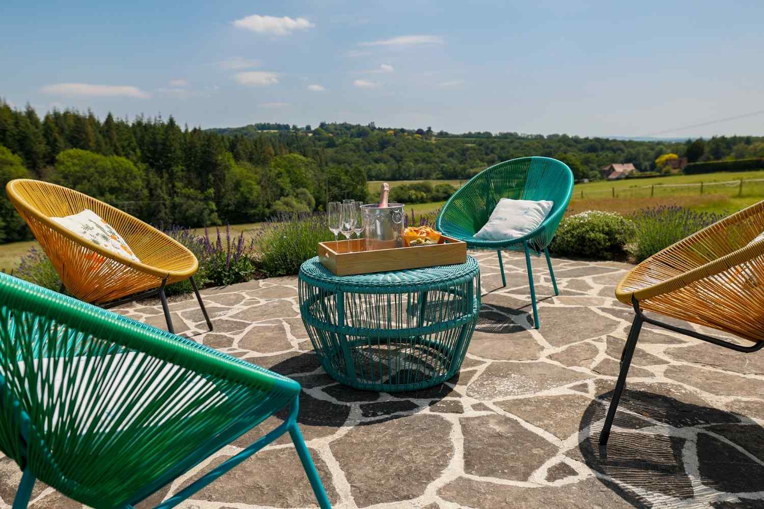 terrasse en pierres avec fauteuils acapulco