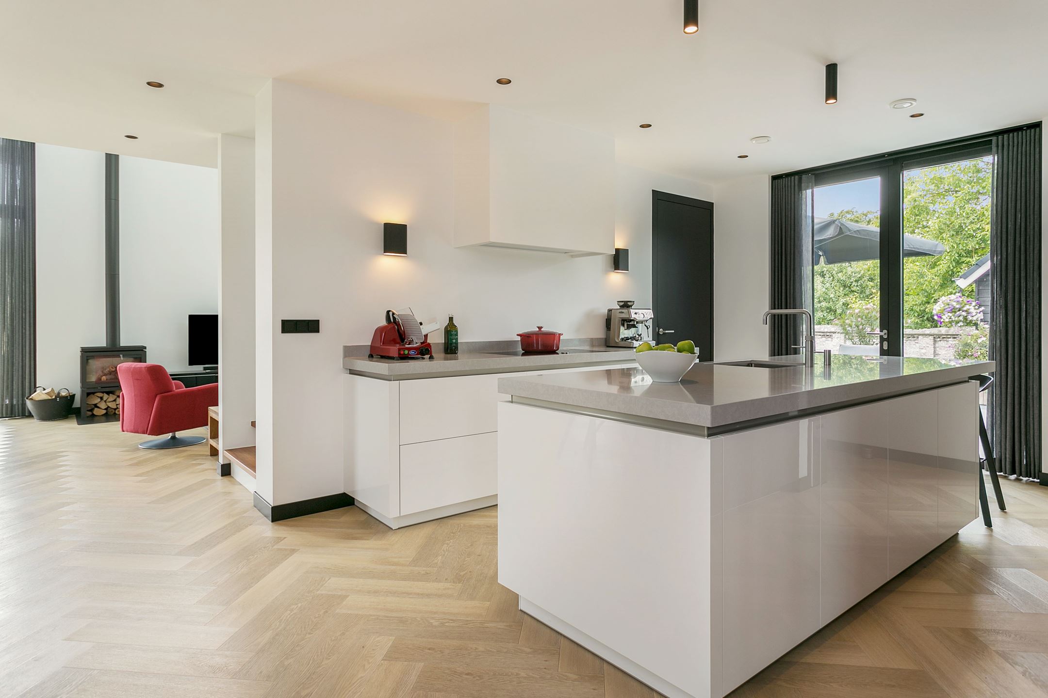 cuisine ouverte avec îlot maison contemporaine