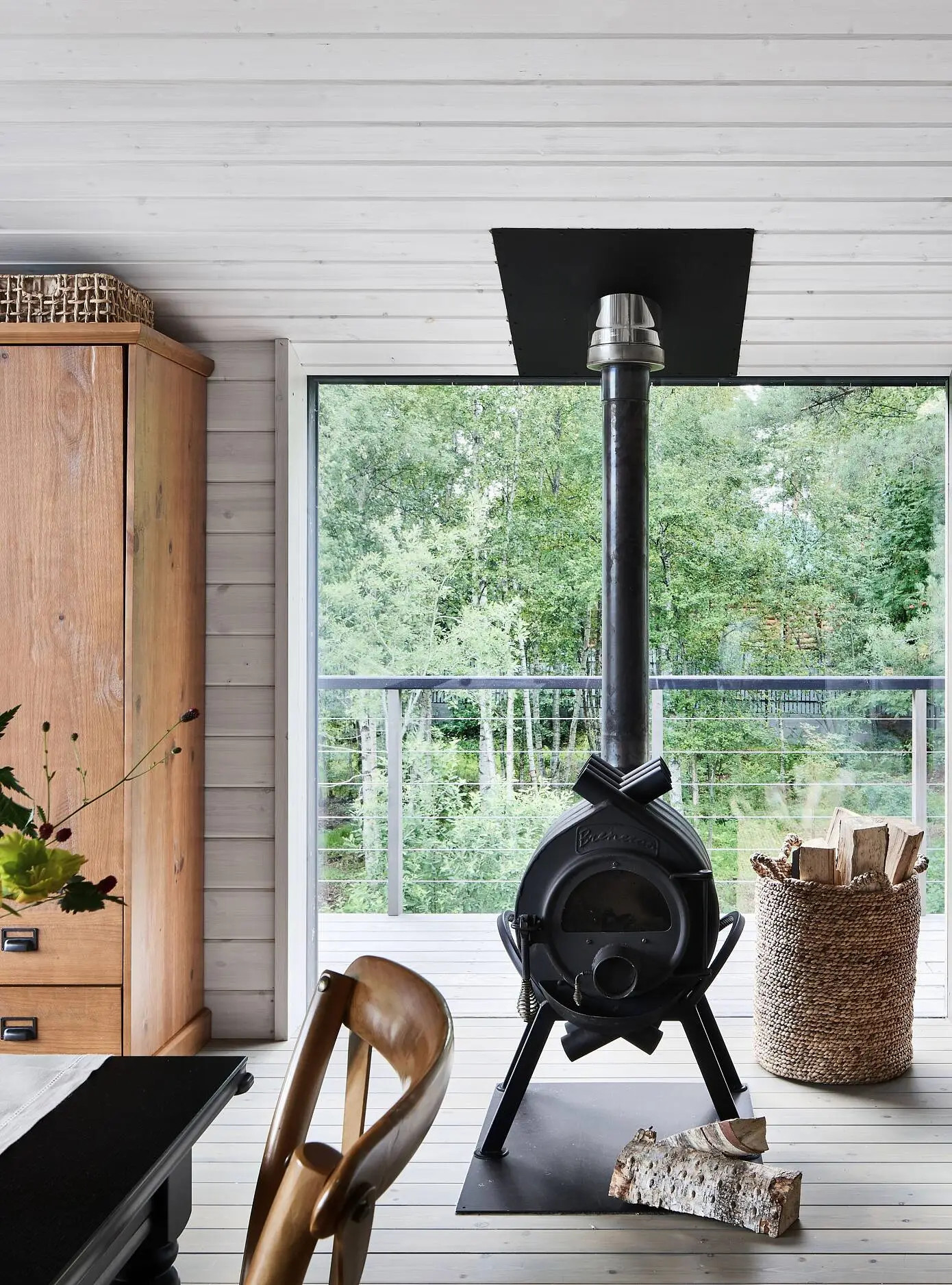 poêle en fonte salon maison en bois modulaire poêle en fonte salon maison en bois modulaire