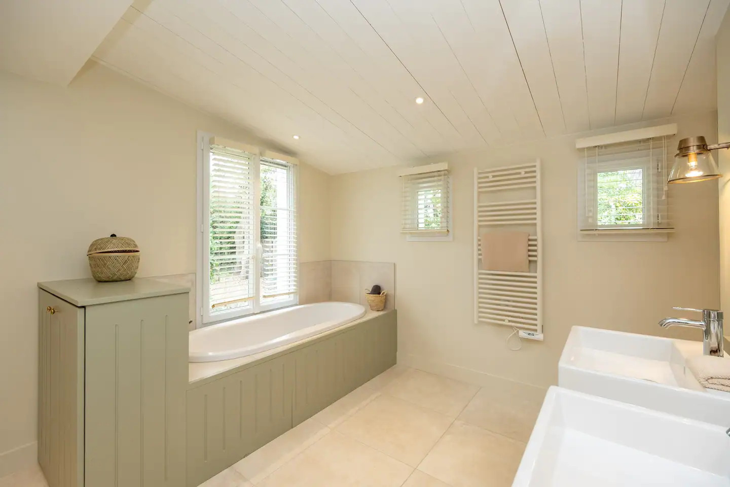 salle de bain rustique verte