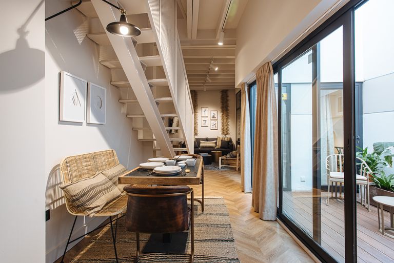 espace repas sous escalier