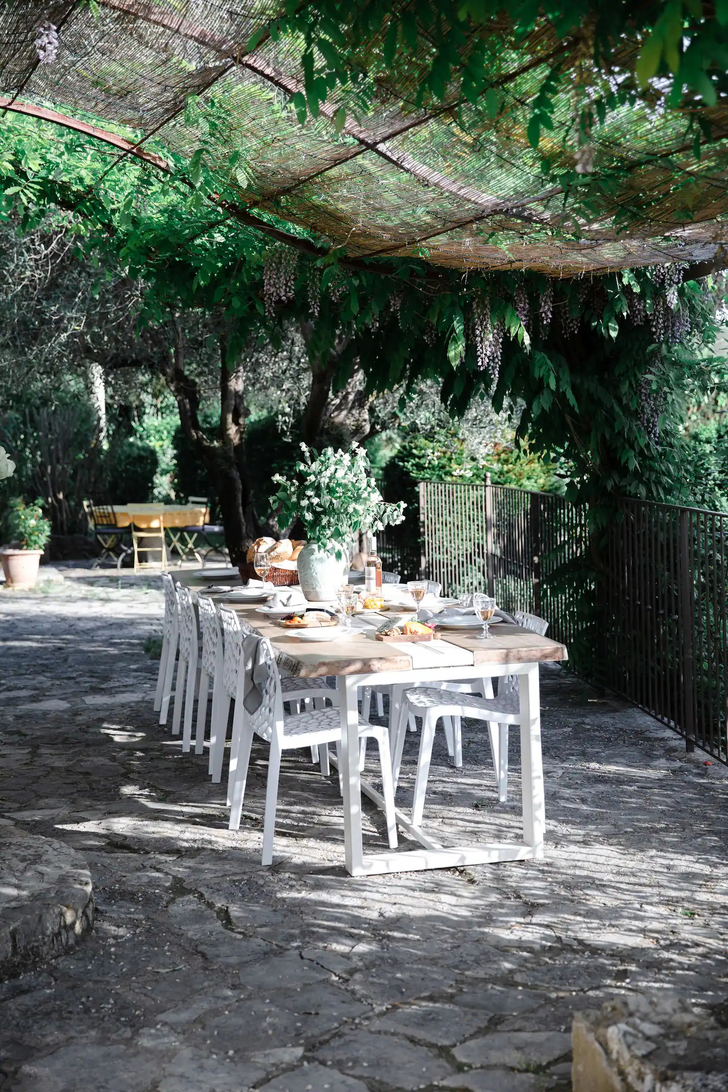 salle à manger extérieure sous pergola métal et canisses salle à manger extérieure sous pergola métal et canisses