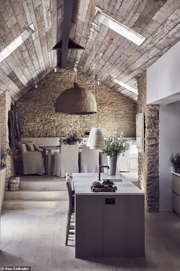 cuisine ouverte design avec îlot dans maison ancienne cuisine ouverte design avec îlot dans maison ancienne