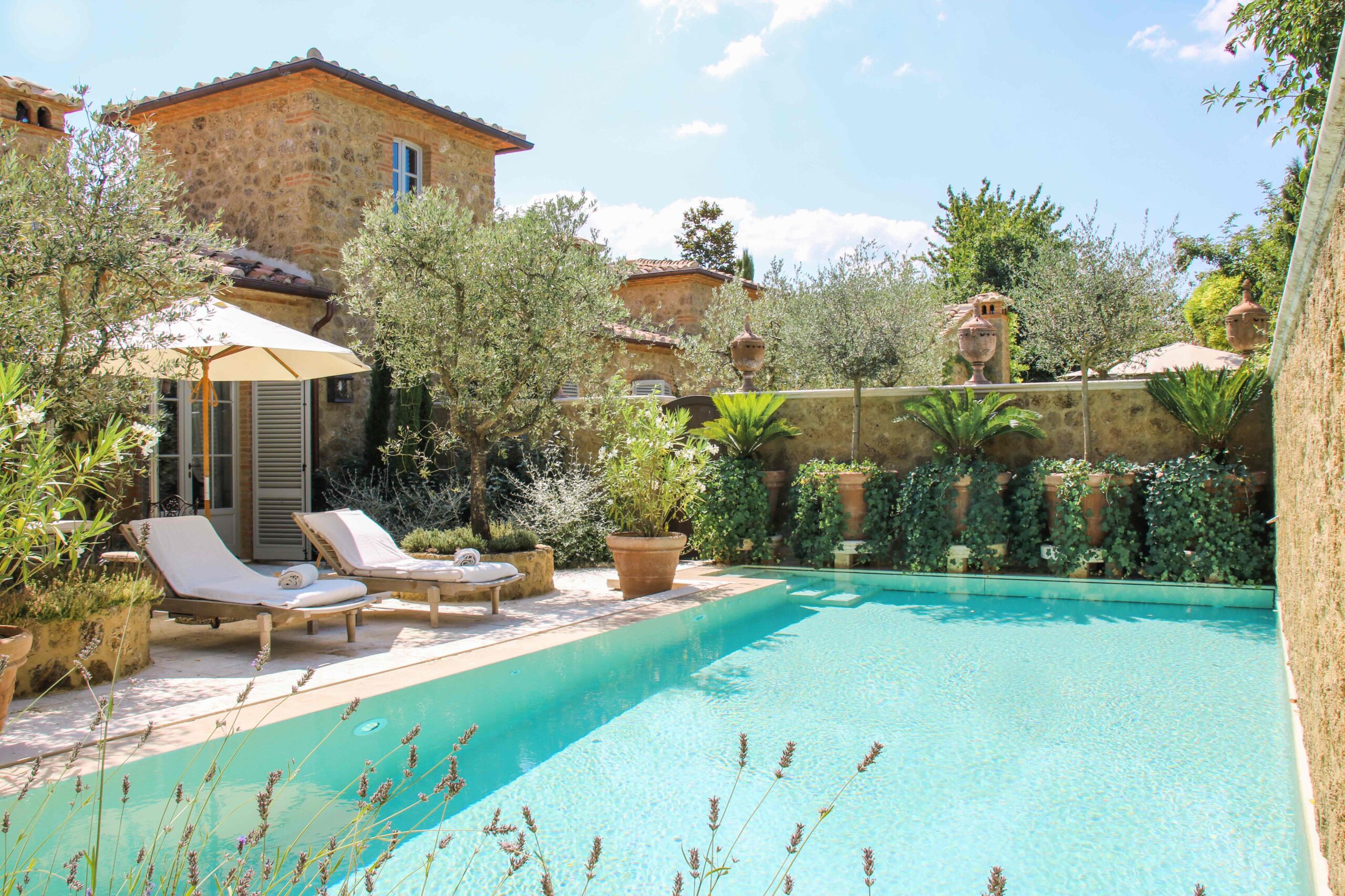 façade maison en pierres avec piscine