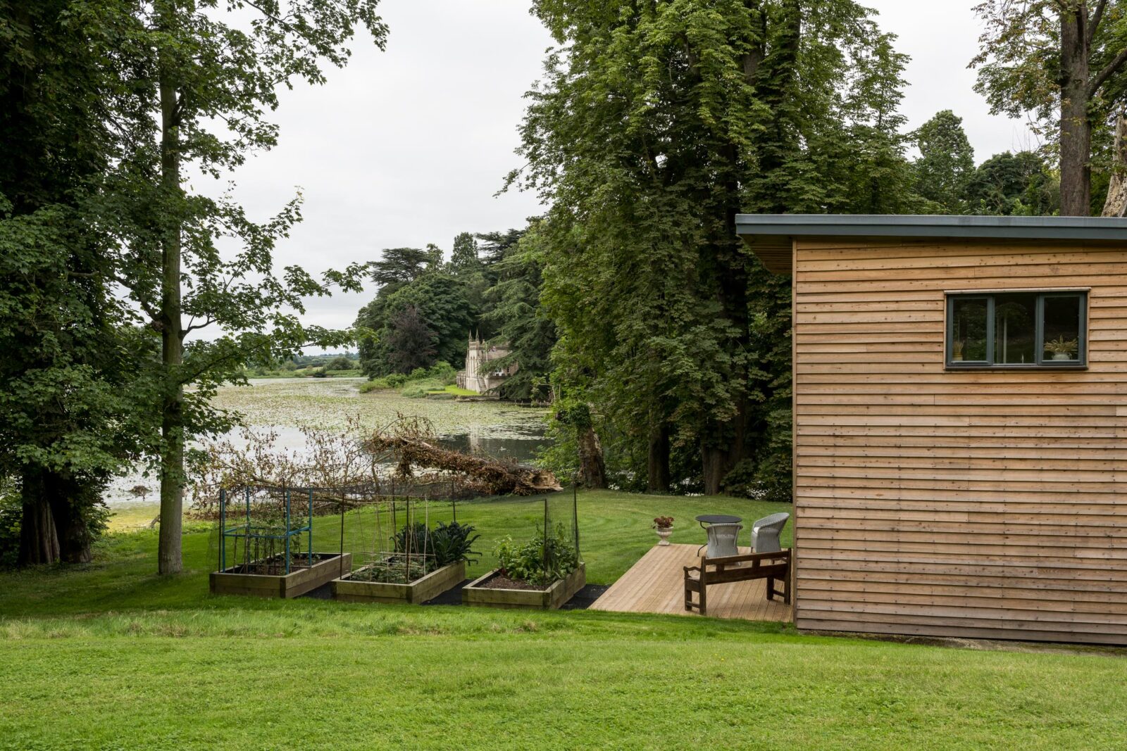 petite maison en bois avec terrasse en bois
