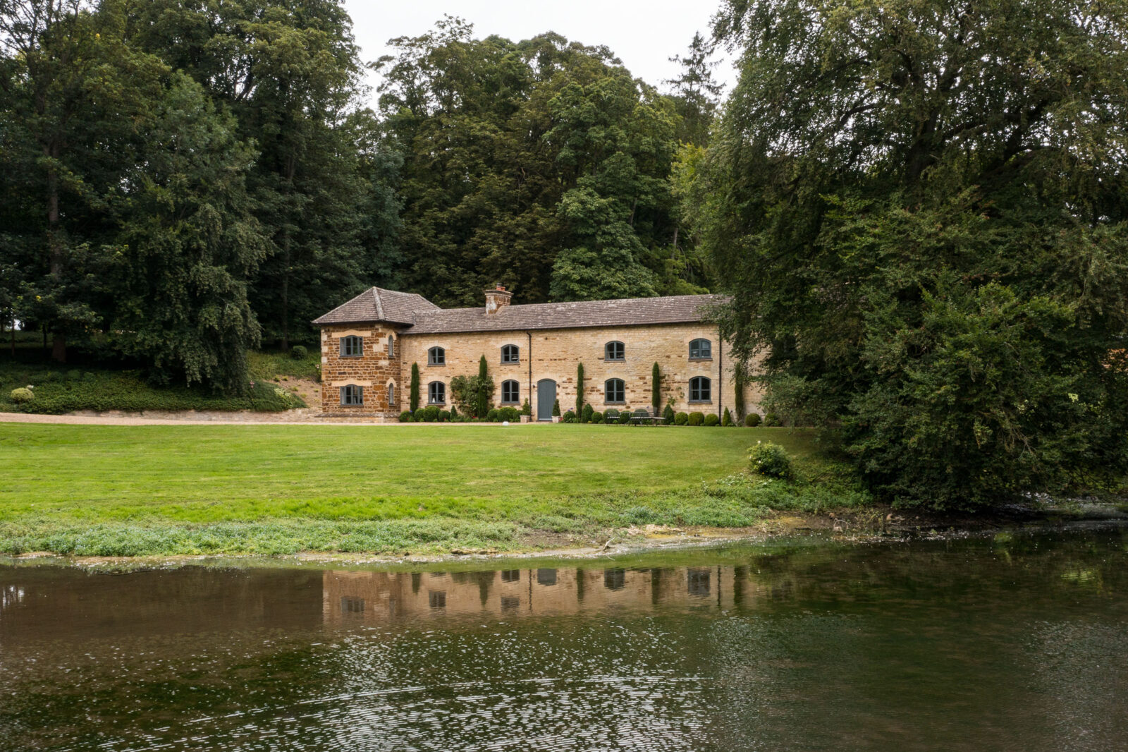 façade maison ancienne près d'un lac