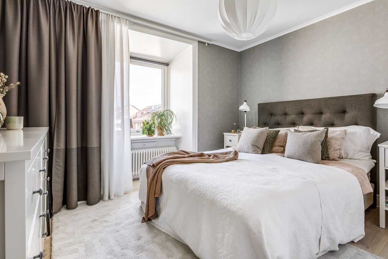 chambre avec tête de lit tissu