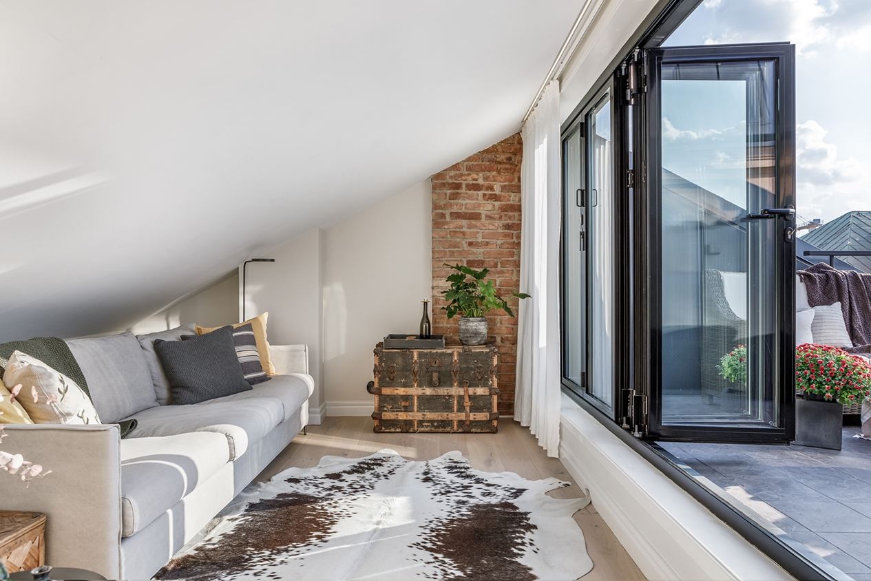 mezzanine appartement avec poutres et accès terrasse