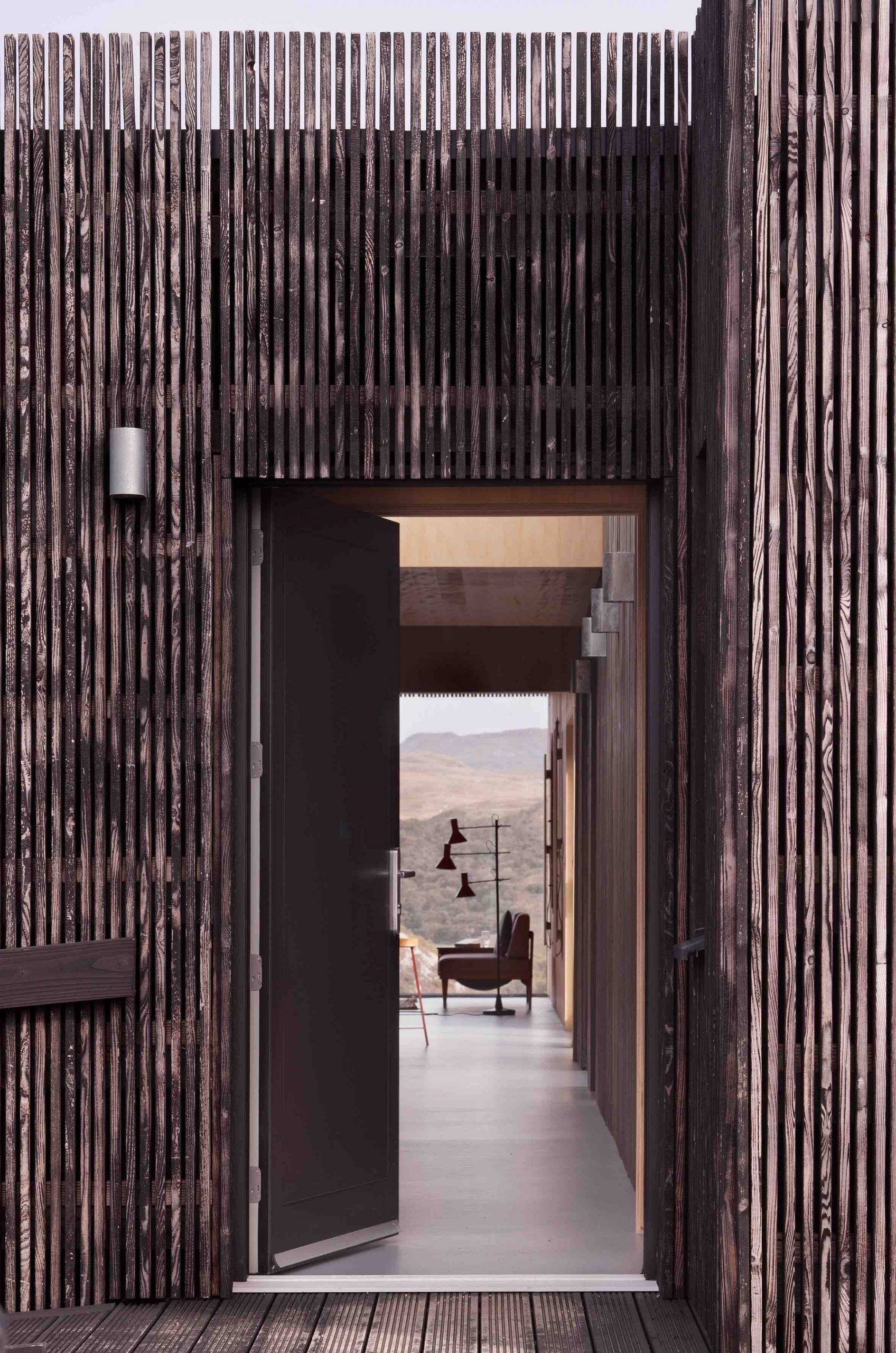 façade maison en bois de mélèze brûlé