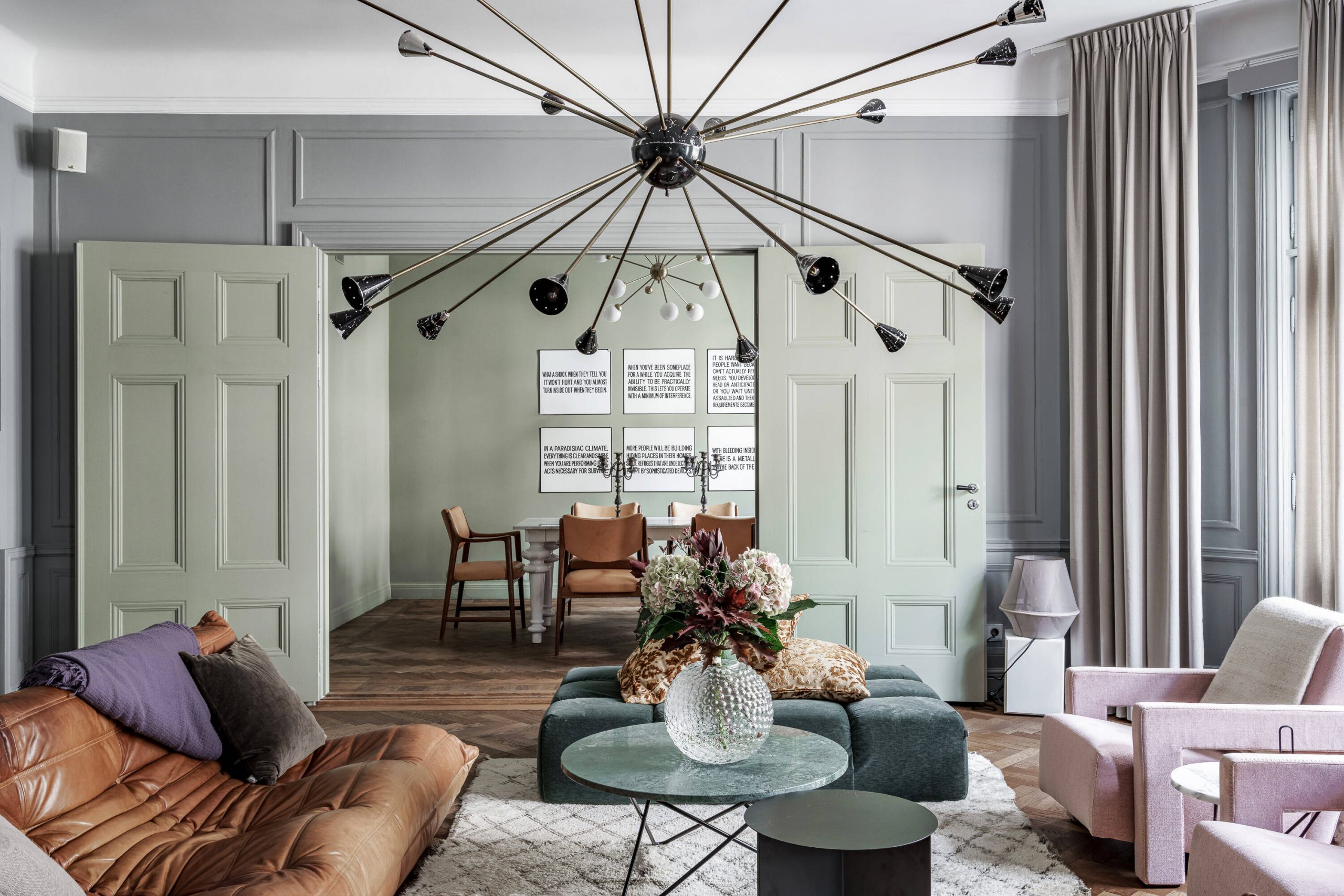 salon appartement rénové avec canapé Togo en cuir