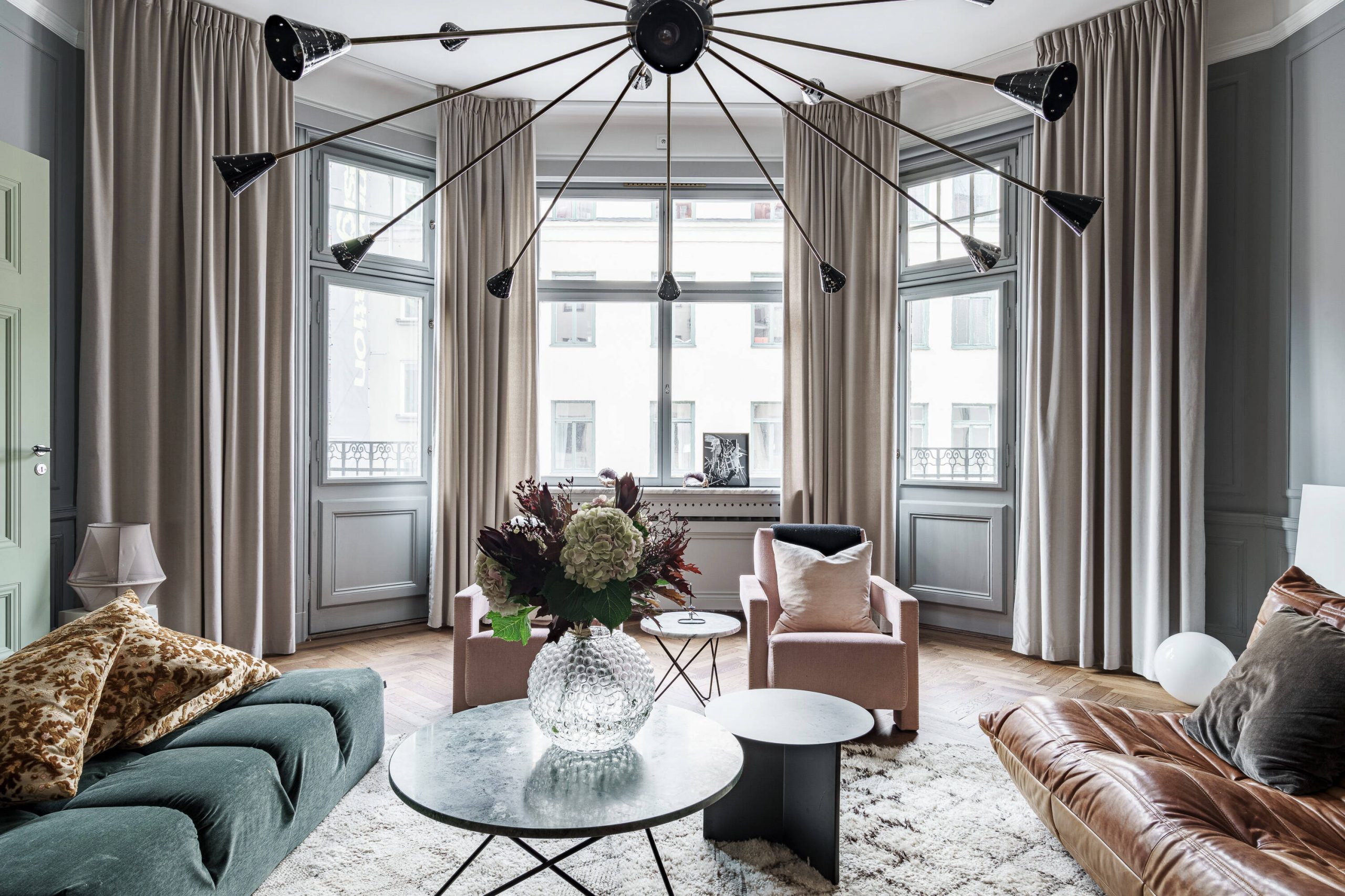 salon appartement rénové avec canapé Togo en cuir
