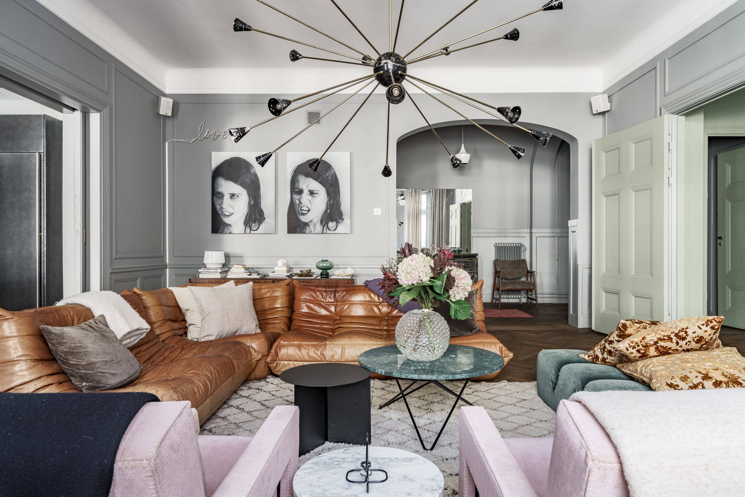 salon appartement rénové avec canapé Togo en cuir