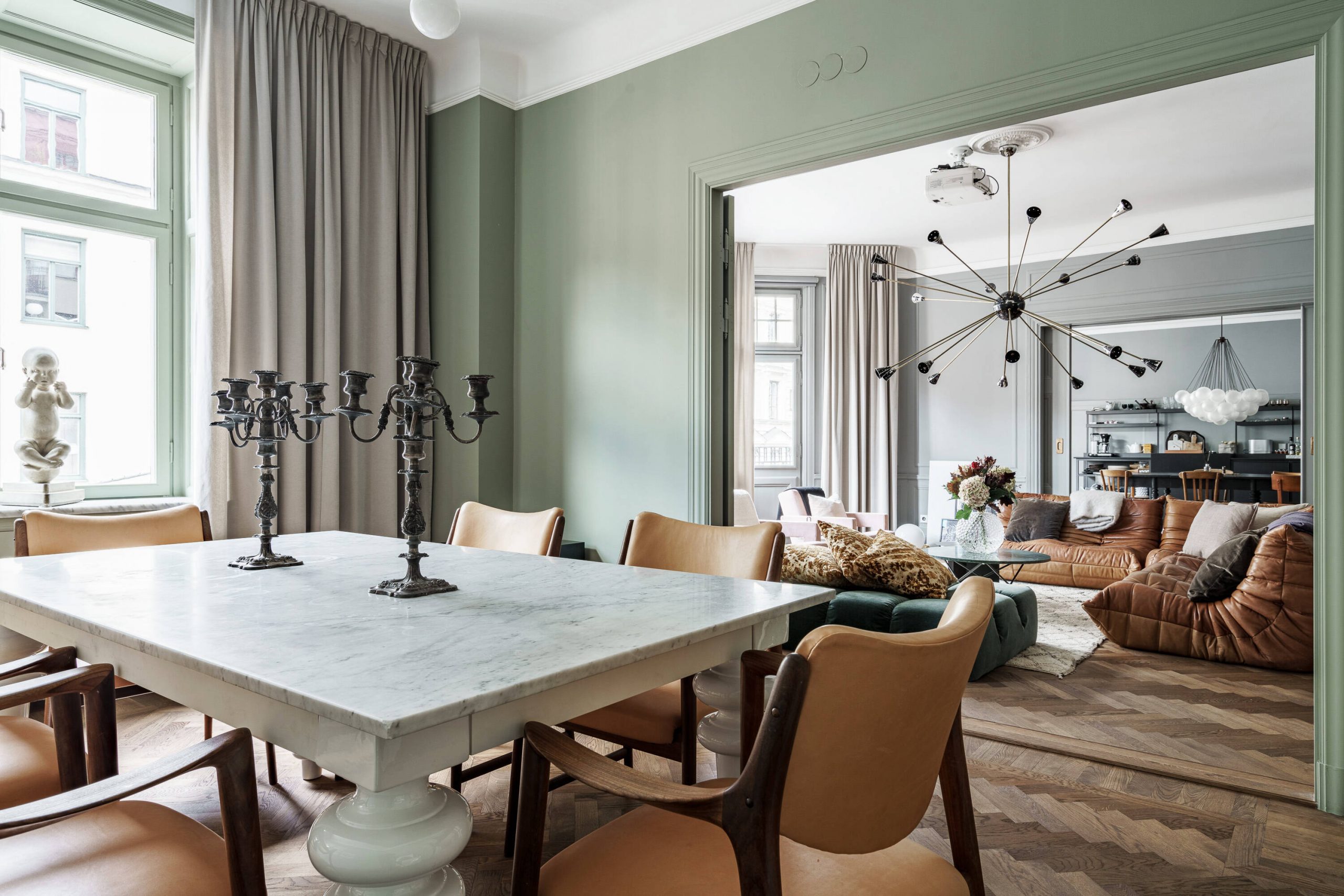 salle à manger et salon appartement rénové avec canapé Togo en cuir