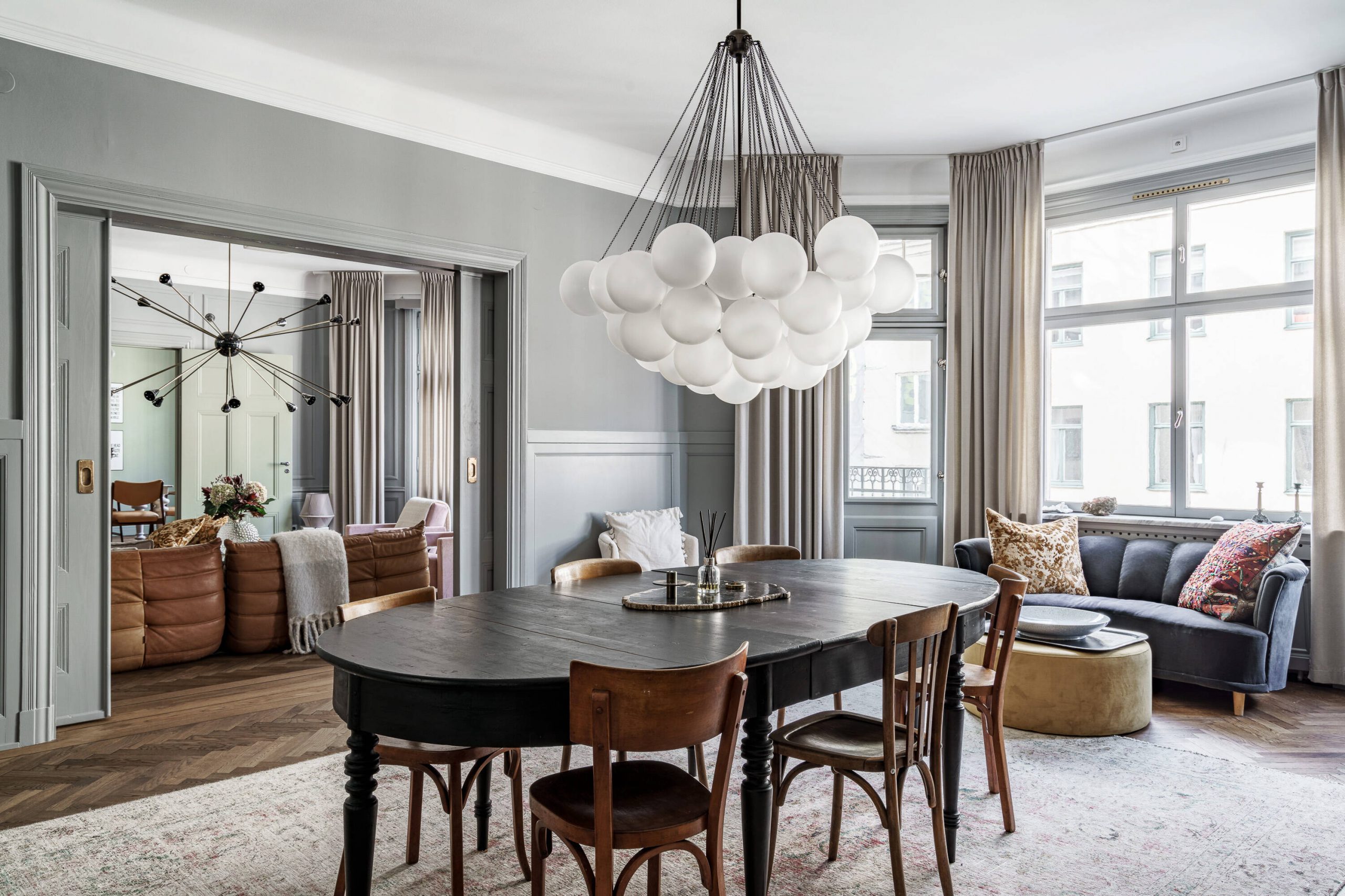 salle à manger et salon appartement rénové avec canapé Togo en cuir