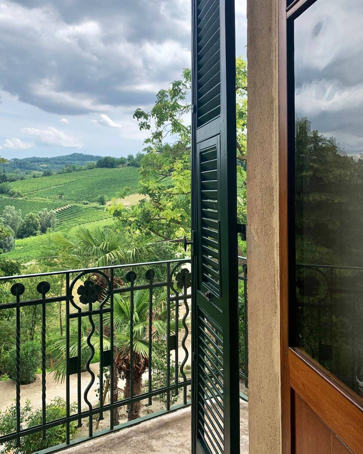 balcon vue sur les collines du Piémont balcon vue sur les collines du Piémont