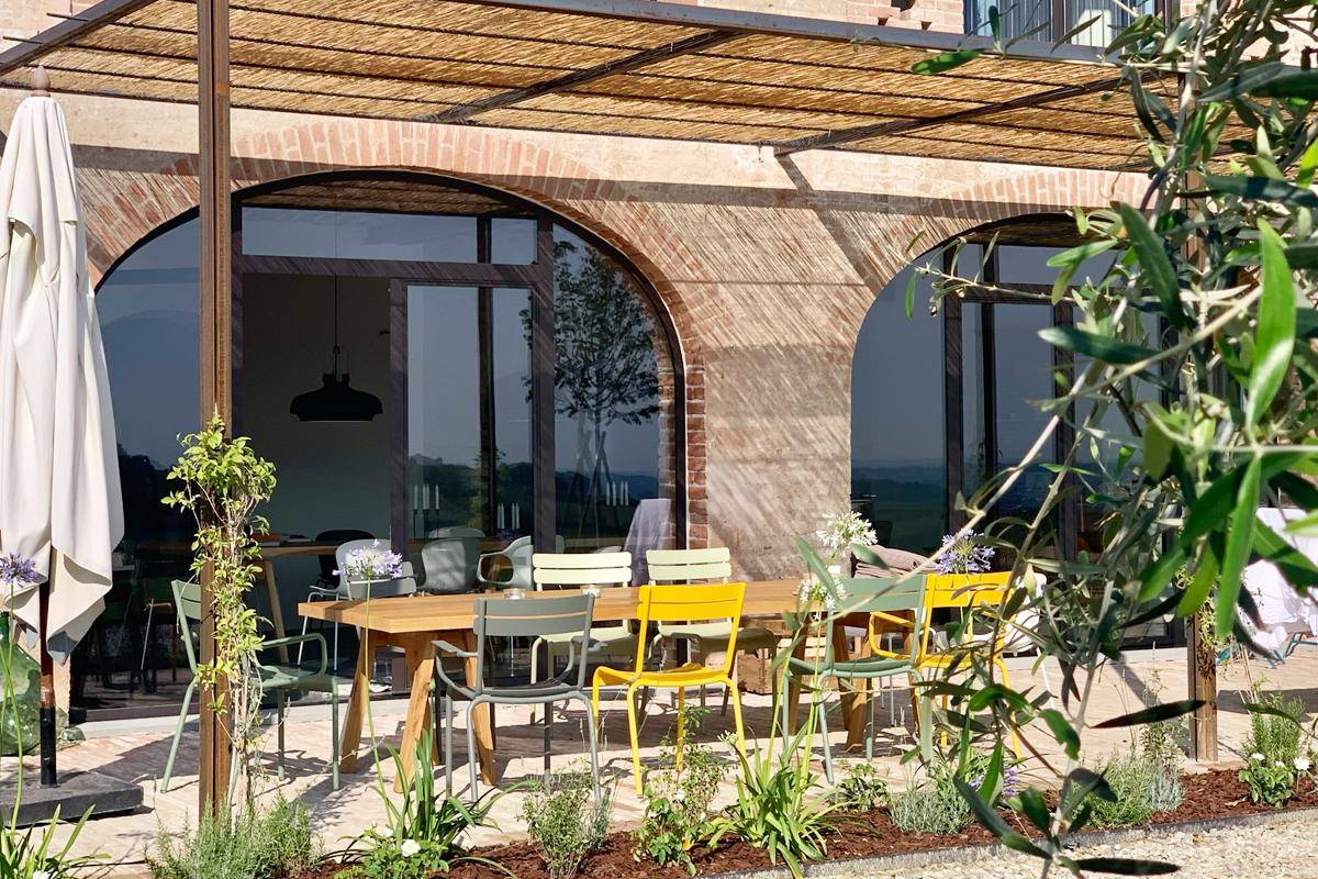 façade et terrasse maison rénovée avec piscine façade et terrasse maison rénovée avec piscine