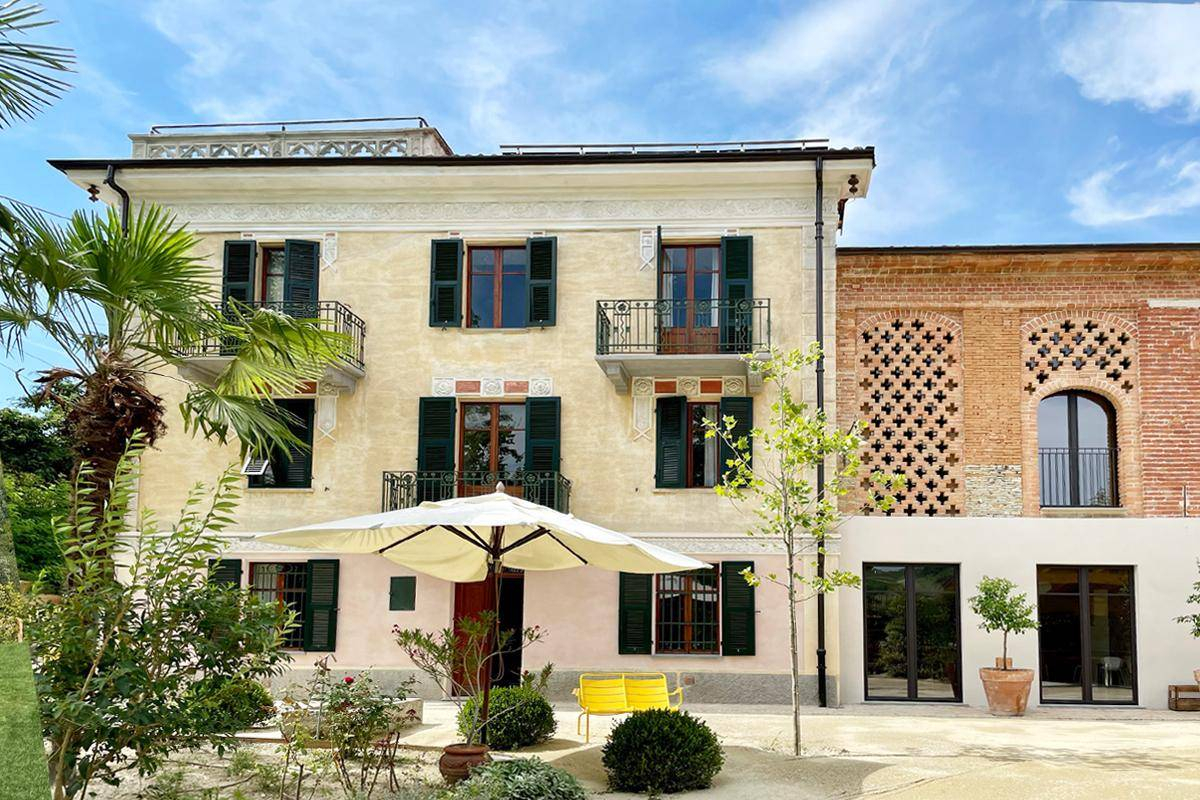 façade et terrasse maison rénovée avec piscine façade et terrasse maison rénovée avec piscine