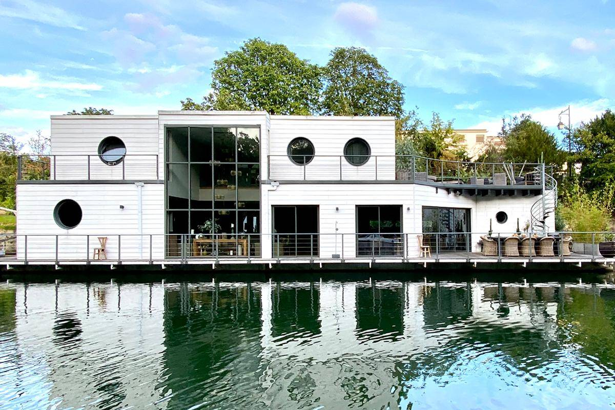 façade houseboat Paris