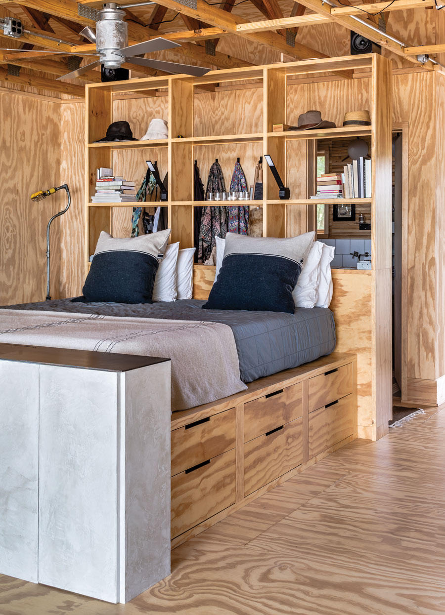 chambre avec lit podium design dans maison en bois chambre avec lit podium design dans maison en bois