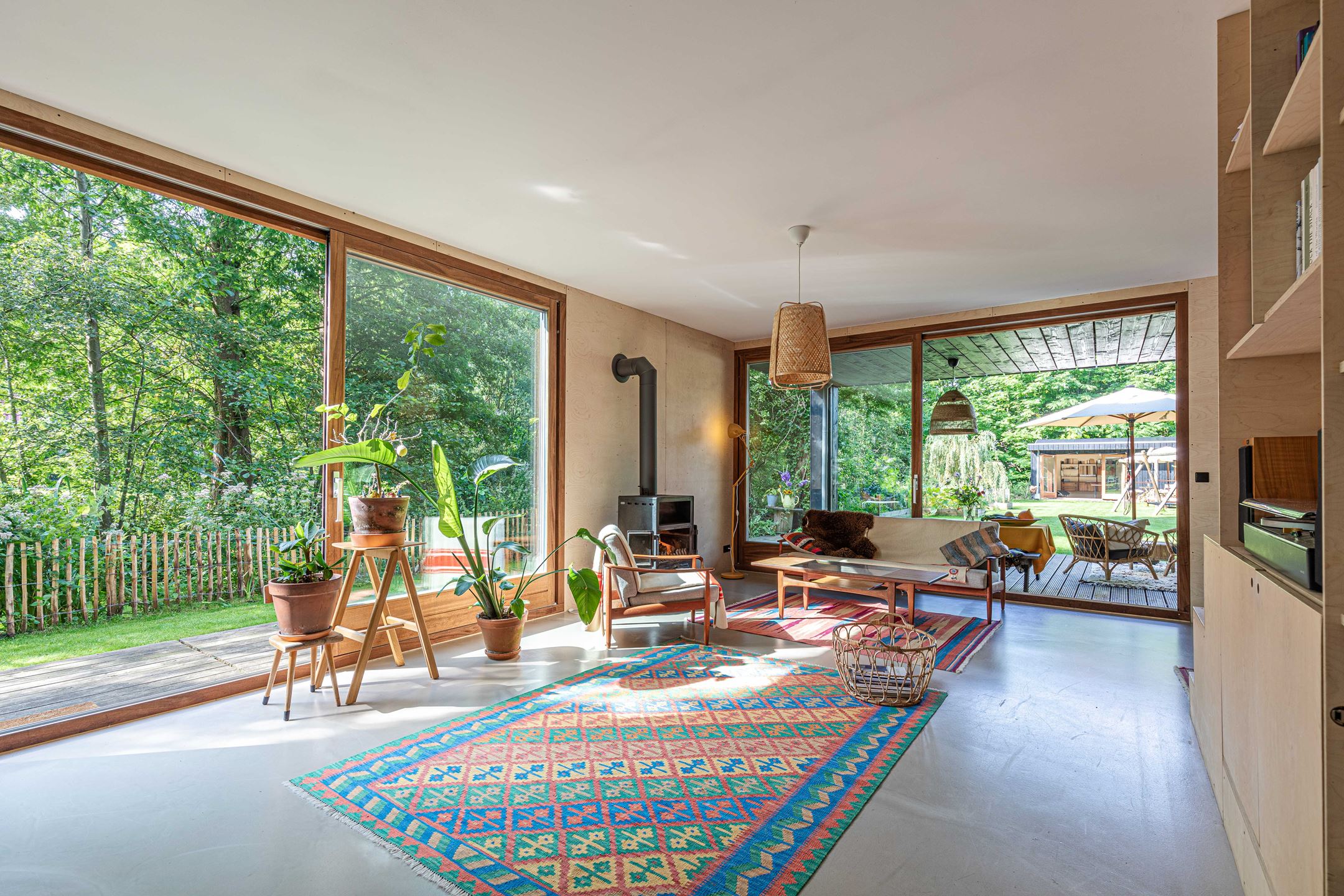 salon maison en bois noir