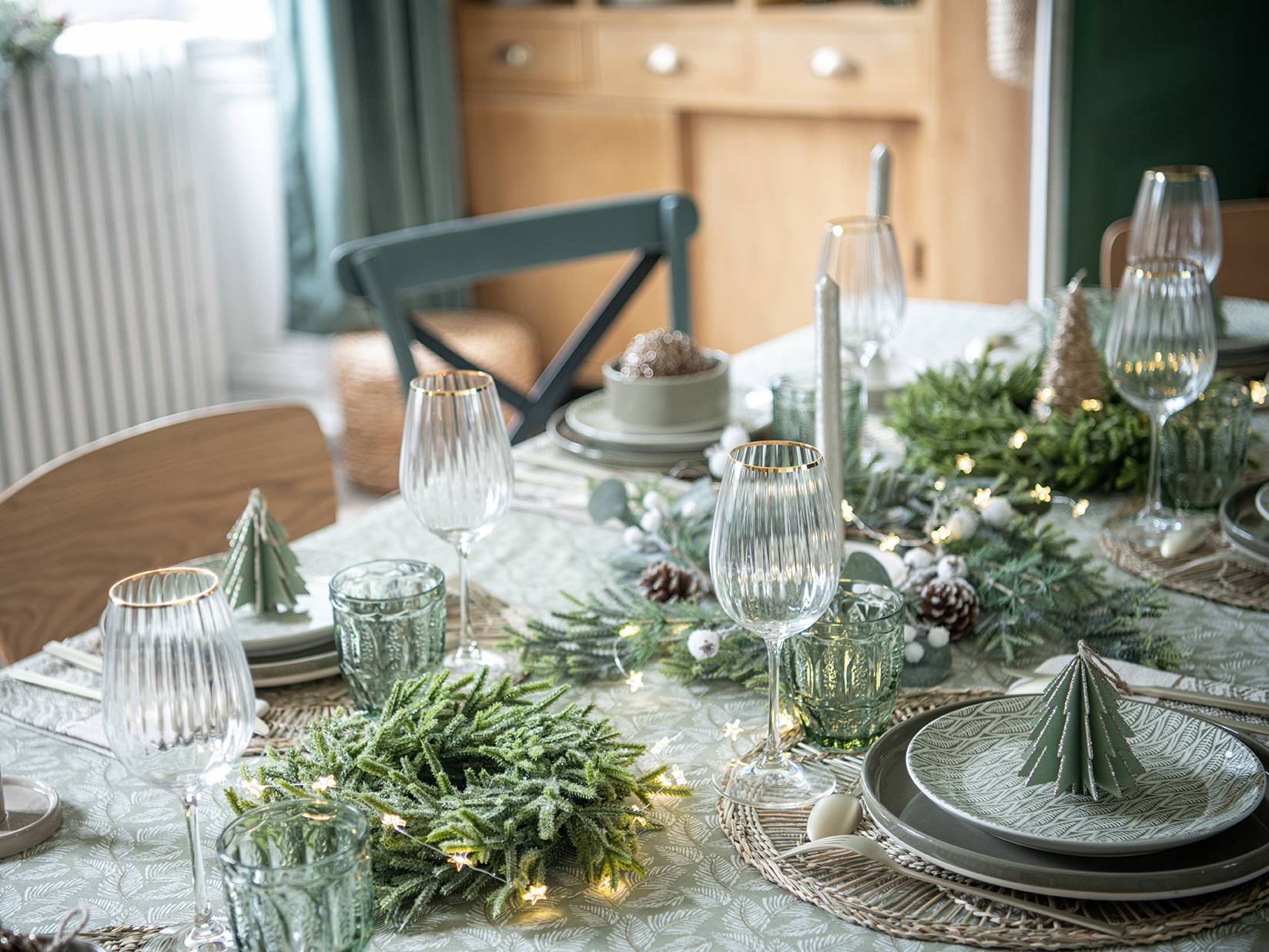 table décorée Maisons du Monde Noël 2021 table décorée Maisons du Monde Noël 2021