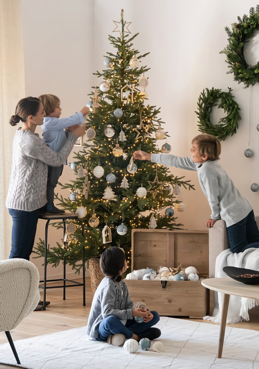 enfants décorant le sapin enfants décorant le sapin