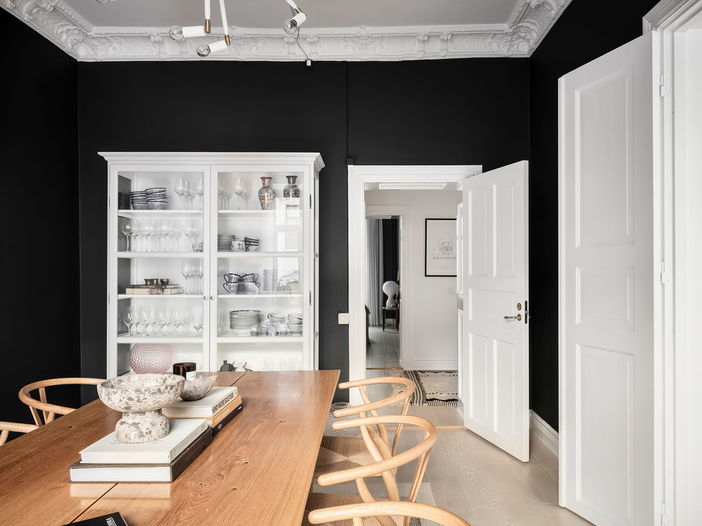 salle à manger avec murs noirs et moulures salle à manger avec murs noirs et moulures
