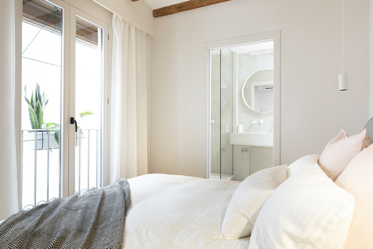 chambre moderne avec poutres et salle de bain chambre moderne avec poutres et salle de bain