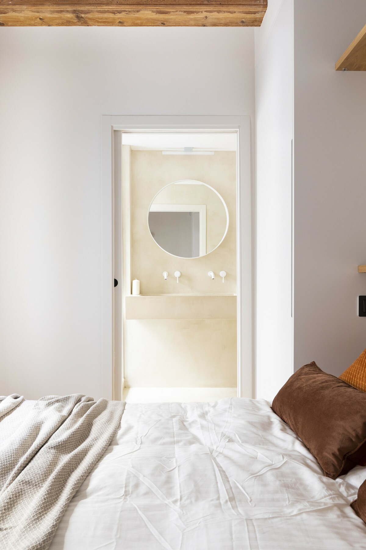 chambre moderne avec poutres et salle de bain chambre moderne avec poutres et salle de bain