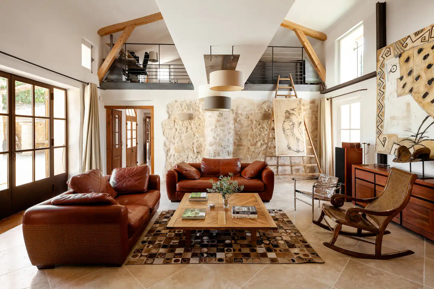 salon avec mezzanine maison en pierres rénovée en Provence salon avec mezzanine maison en pierres rénovée en Provence