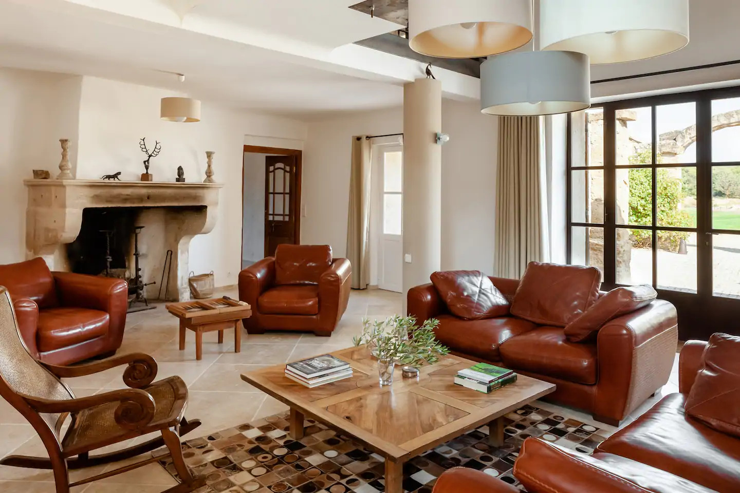 salon avec cheminée maison en pierres rénovée en Provence salon avec cheminée maison en pierres rénovée en Provence