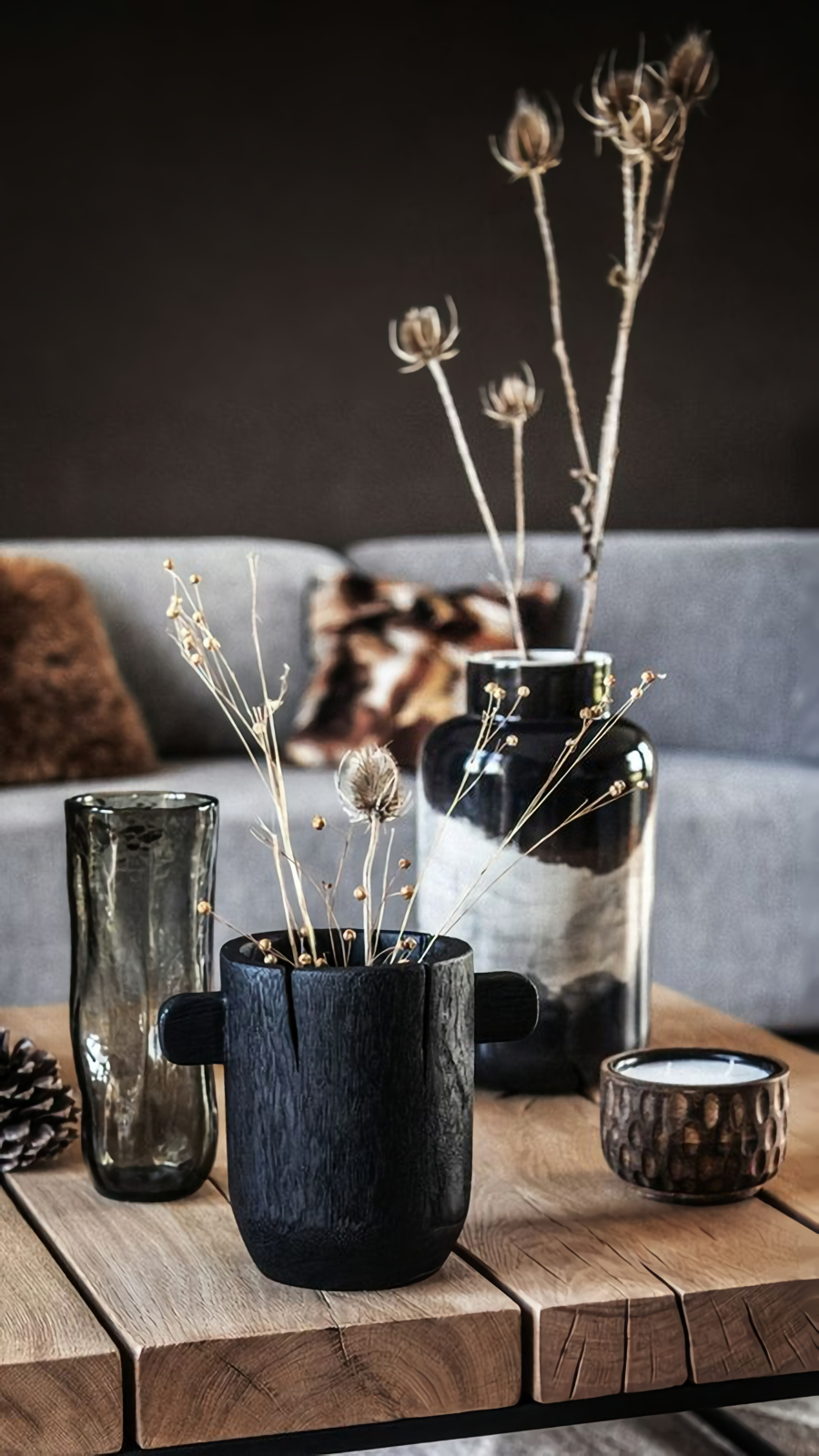 décoration vase noir sur table basse bois décoration vase noir sur table basse bois