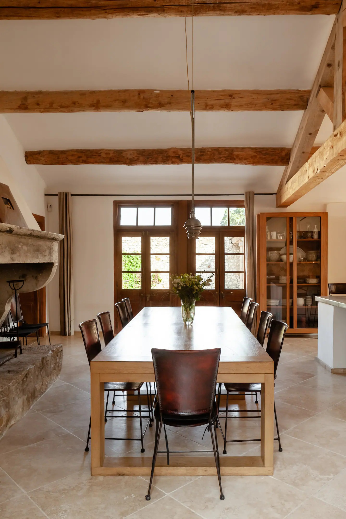 salle à manger avec poutres maison en pierres rénovée en Provence salle à manger avec poutres maison en pierres rénovée en Provence