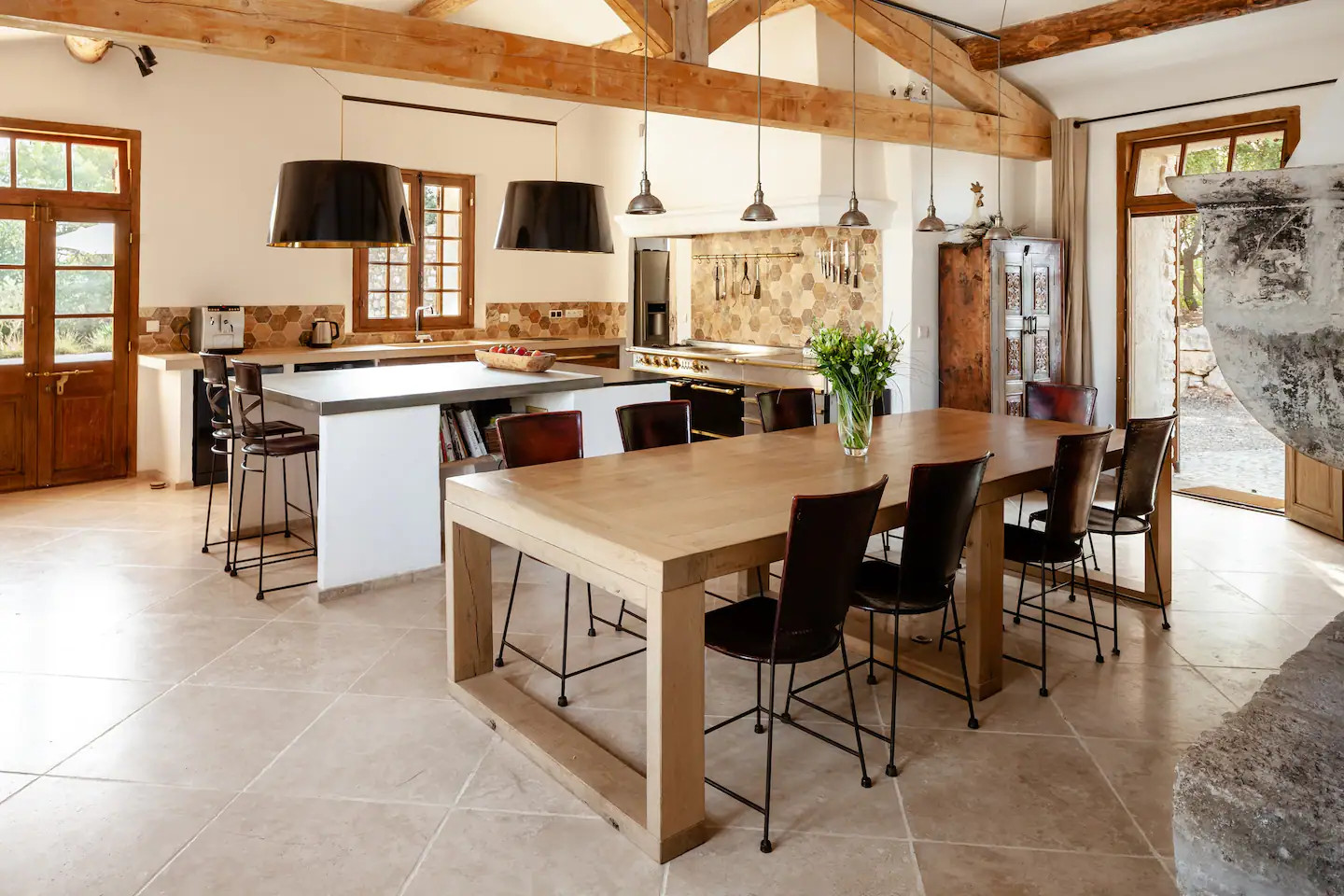 cuisine avec îlot maison en pierres rénovée en Provence cuisine avec îlot maison en pierres rénovée en Provence