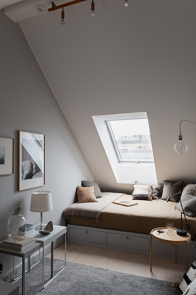 chambre mansardée avec fenêtre de toit chambre mansardée avec fenêtre de toit