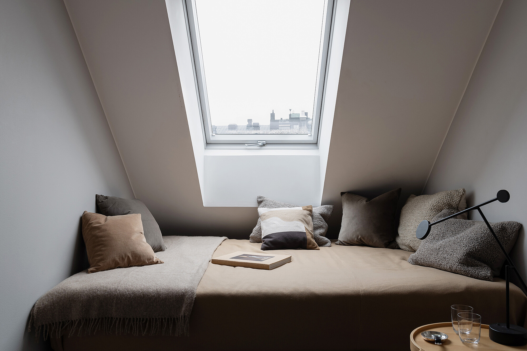 chambre mansardée avec fenêtre de toit chambre mansardée avec fenêtre de toit