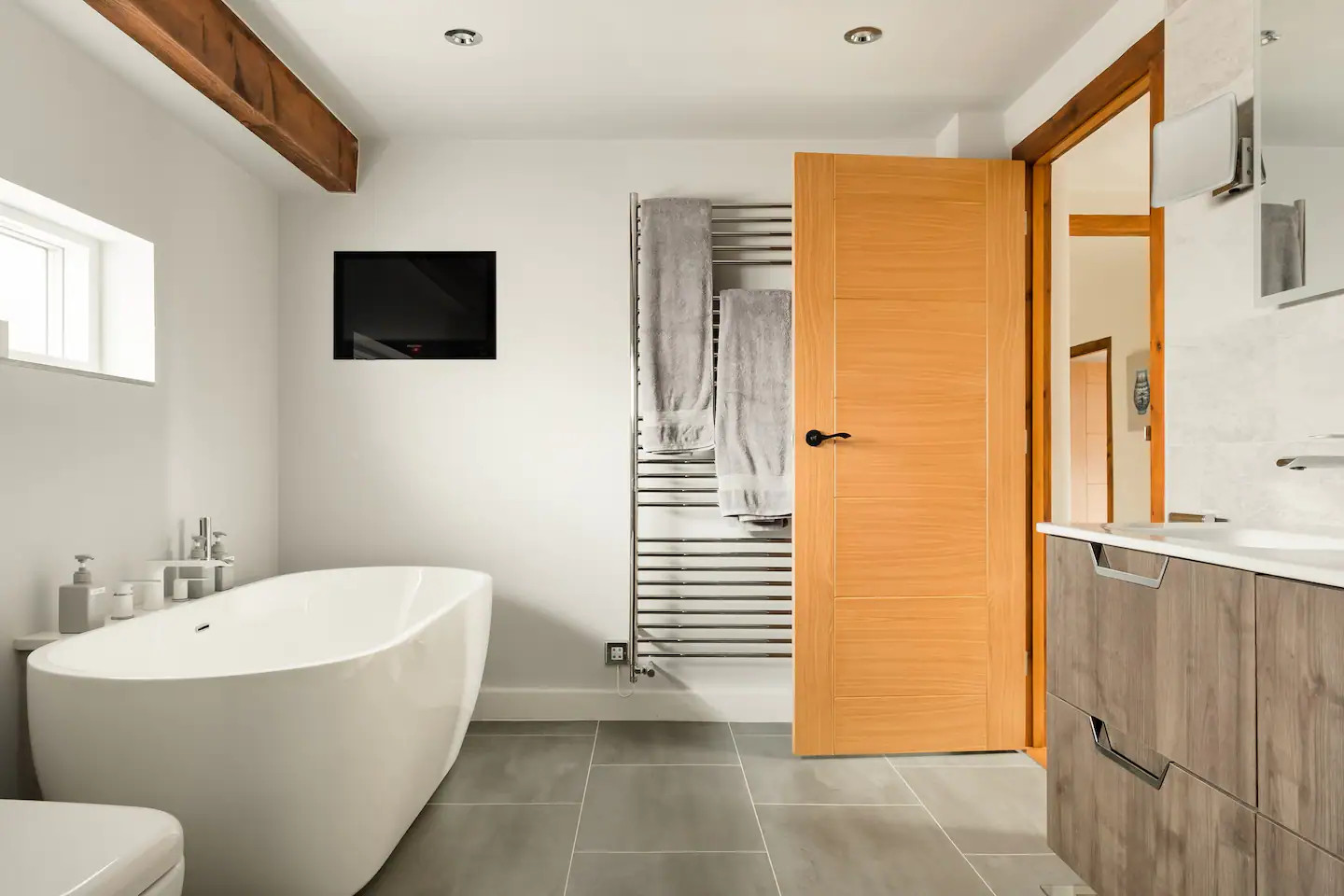 salle de bain design avec poutres salle de bain design avec poutres