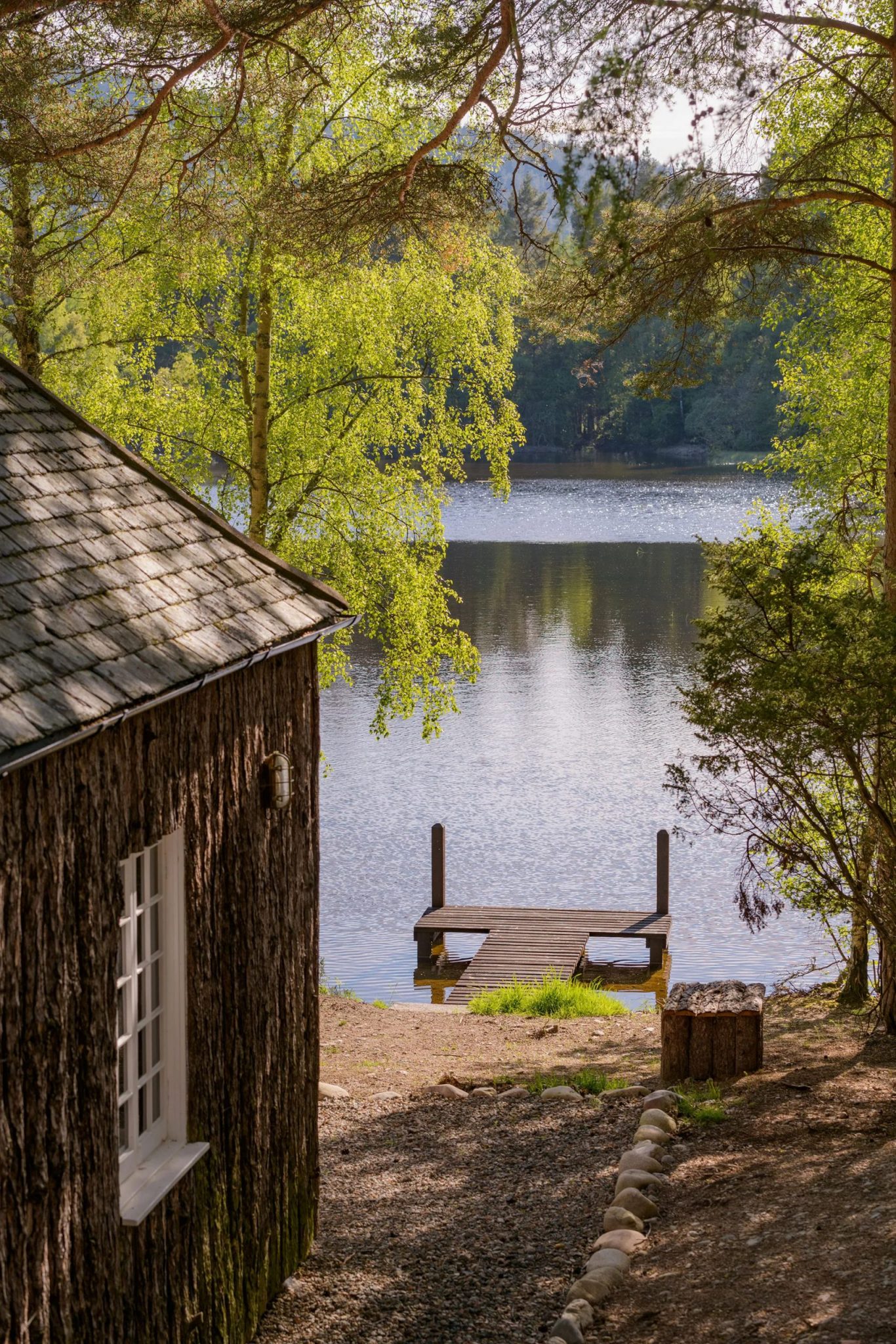 cabane en bois en Ecosse donnant sur un loch