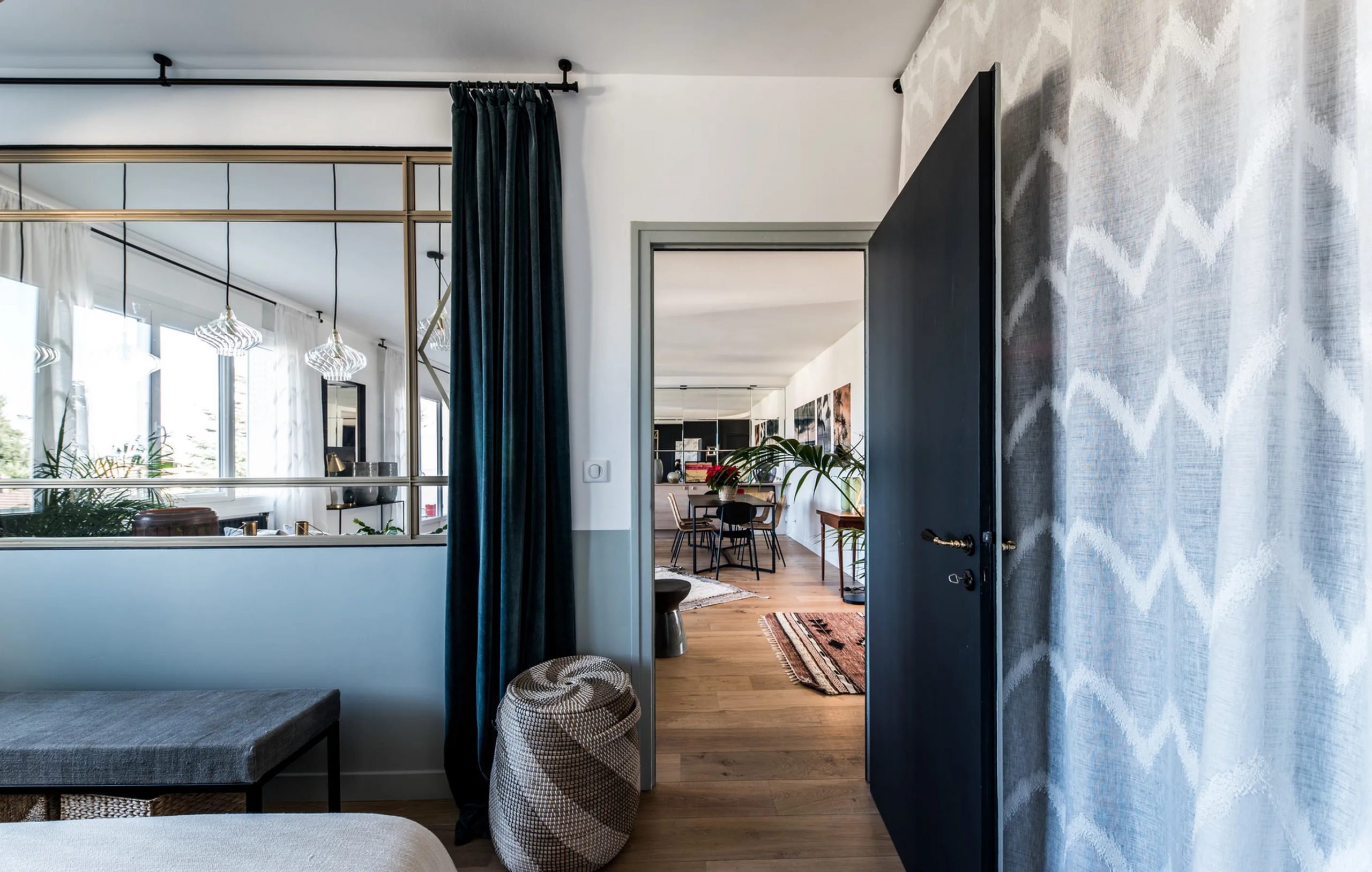 chambre bleue avec verrière