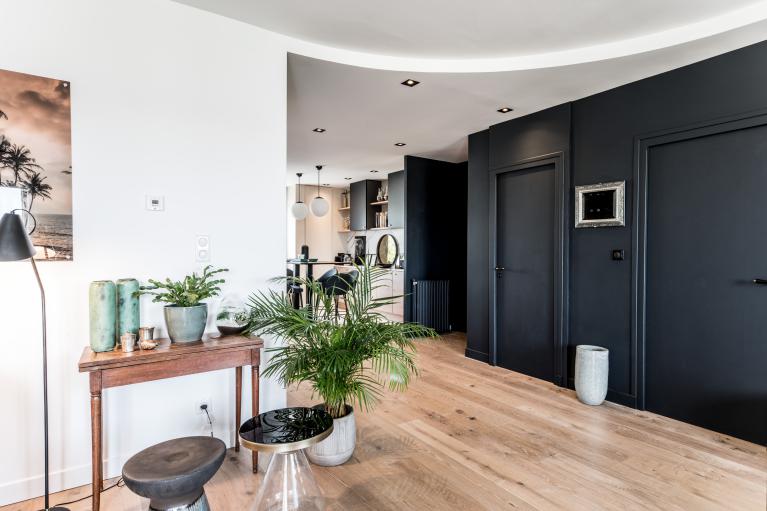 entrée appartement mur noir